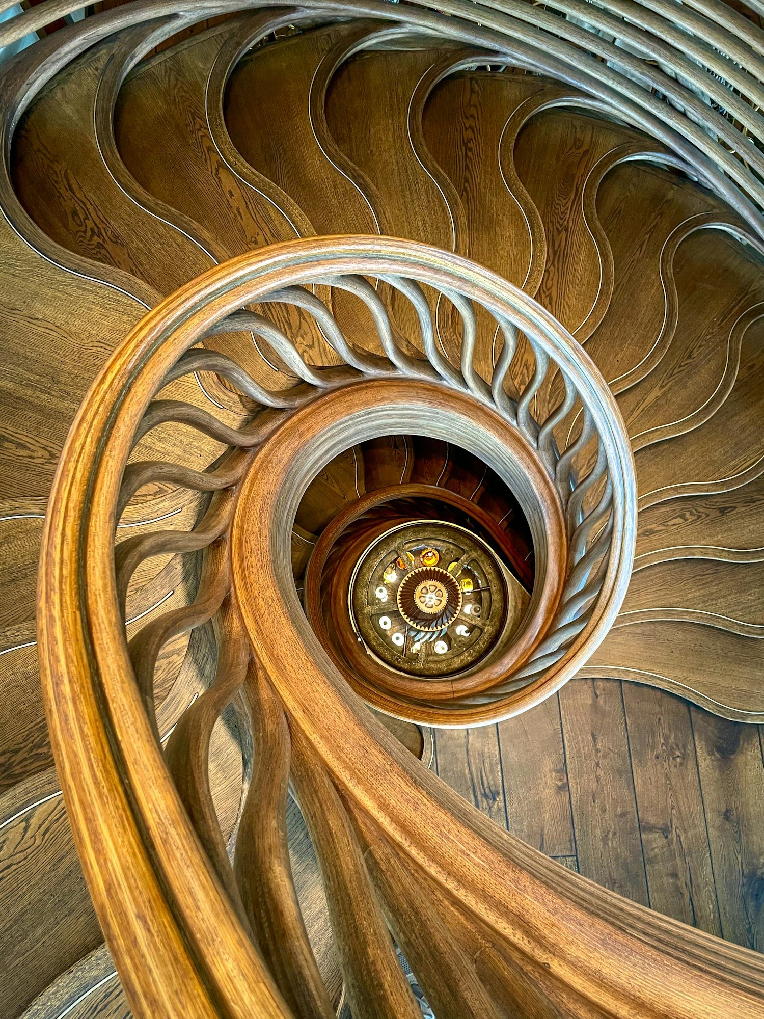 Un escalier hélicoïdal en chêne, vu d’en haut