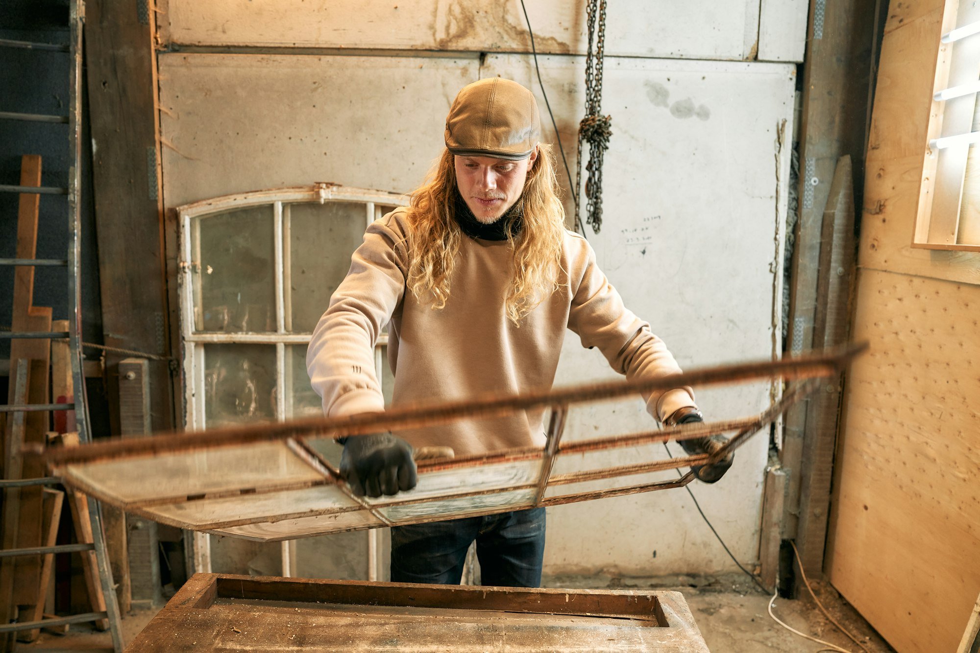 Clara restaure un ancien châssis de fenêtre