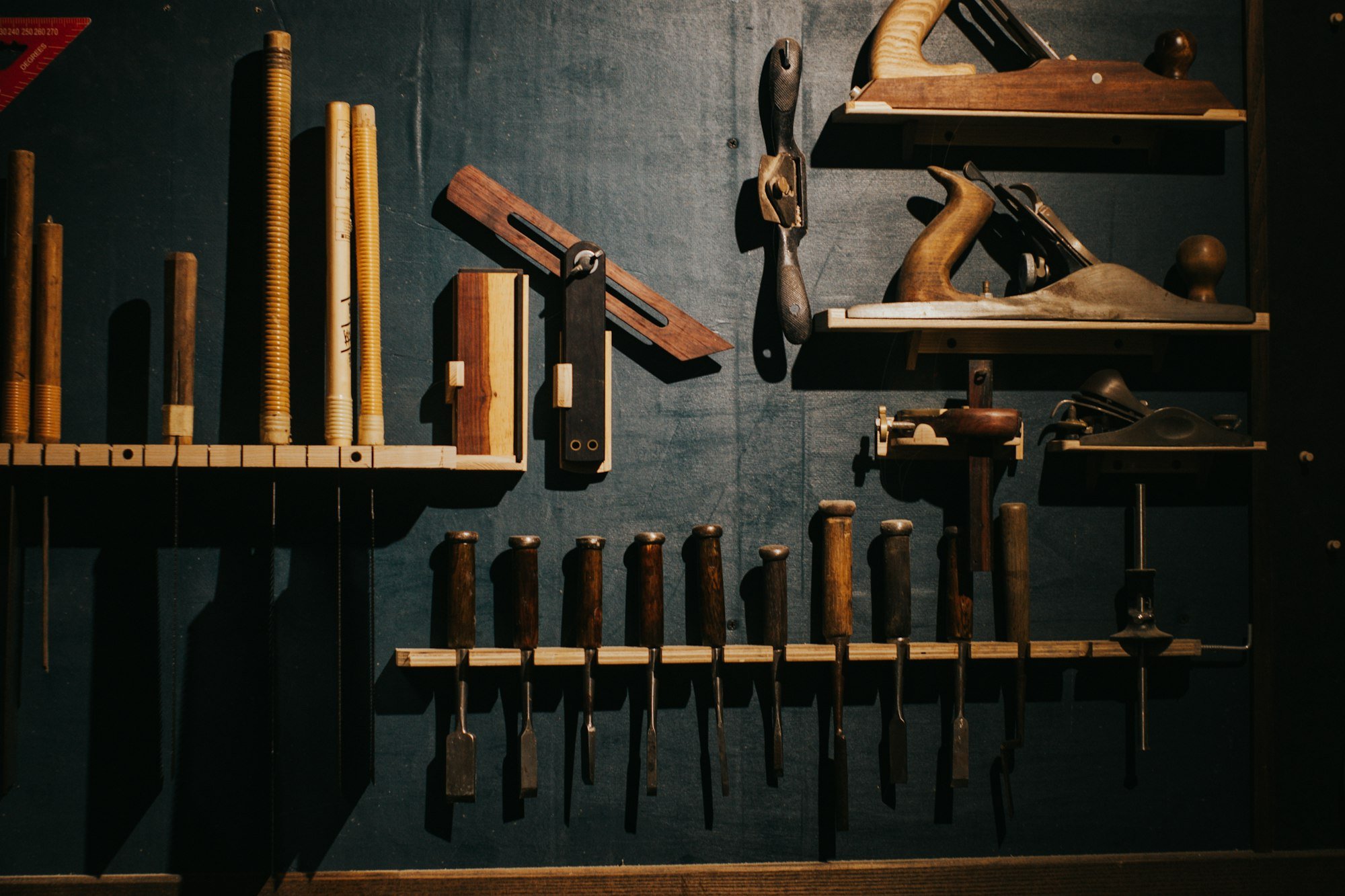Les rabots et les ciseaux de l’atelier, rangés au mur